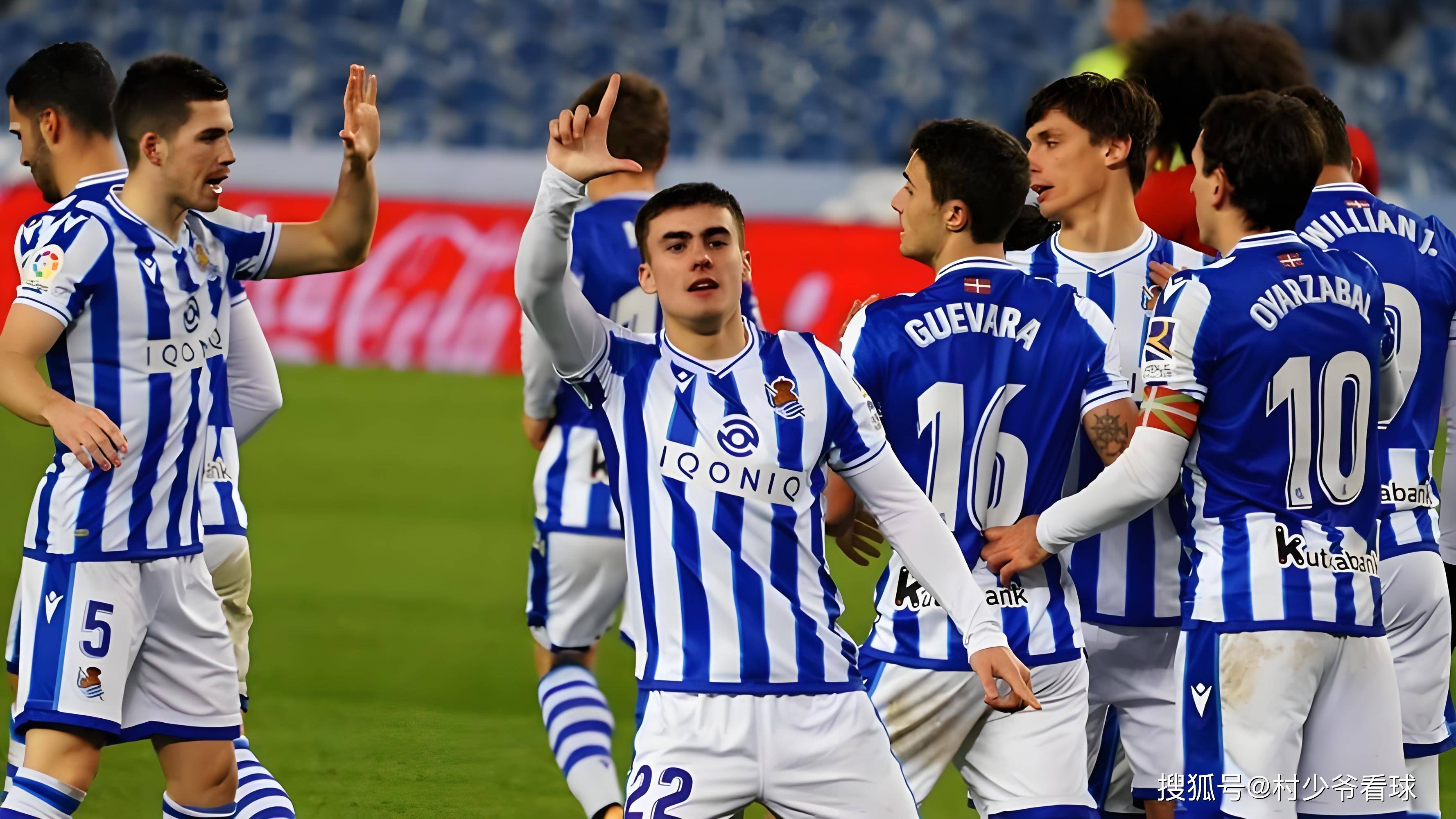 开云体育在线-豪门对决！足球上演世纪大战