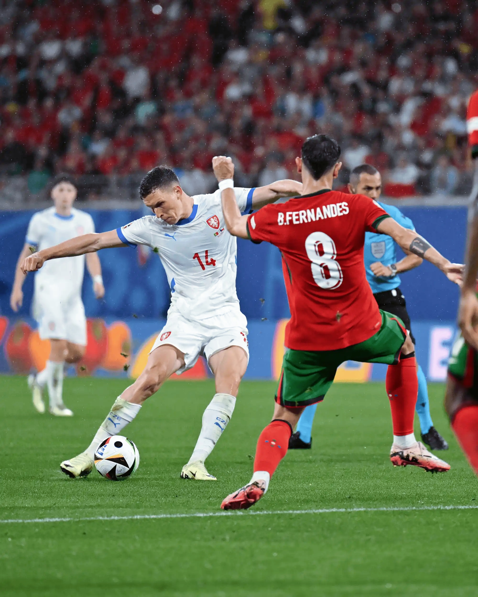 开云体育登录-包含欧洲杯赛事精彩瞬间盘点，年度回顾震撼登场的词条