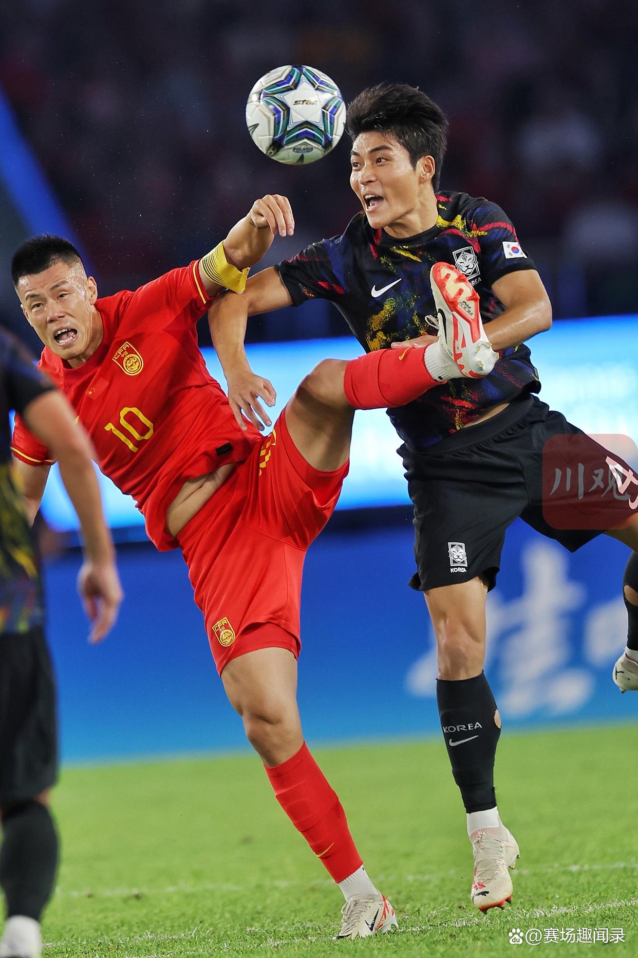 亚洲杯惊险逆转取胜,粉丝狂欢不已 亚洲杯惊险逆转取胜,粉丝狂欢不已