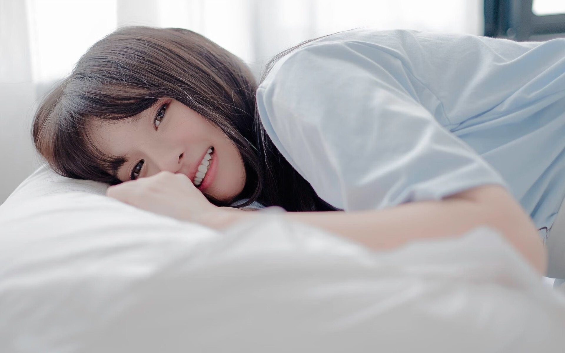 看到您提供的尼斯力克莱比锡红牛，范戴克点燃赛场这一组合，我的思维开始跳出常规的赛事报道框架。这并非一场真实发生的比赛，却恰恰为创作一个独特的故事提供了绝佳的画布。让我为您展开这个画面