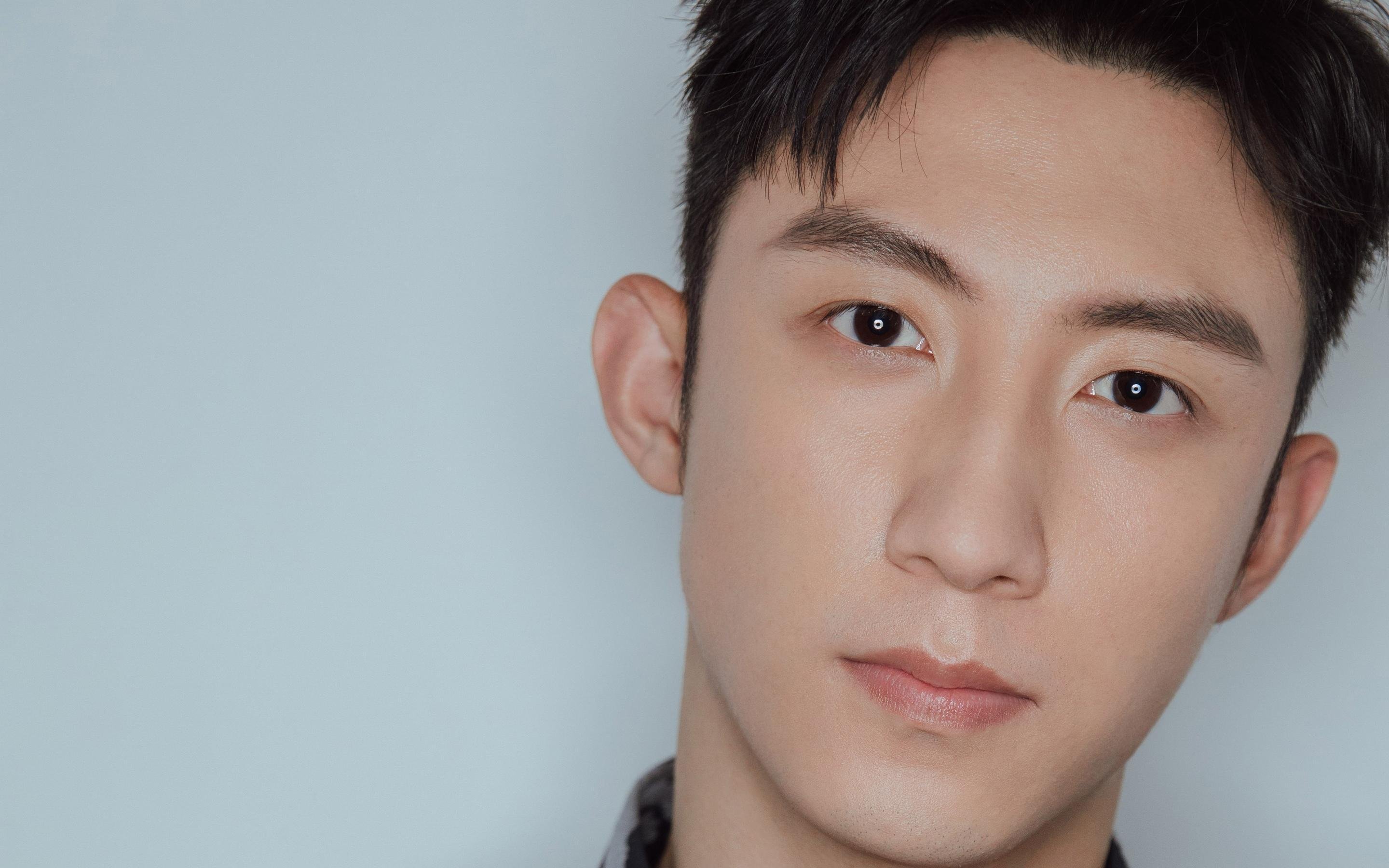 疯狂星期四，当绿茵场的坚壁清野与街道赛道的红色风暴在平行宇宙相撞