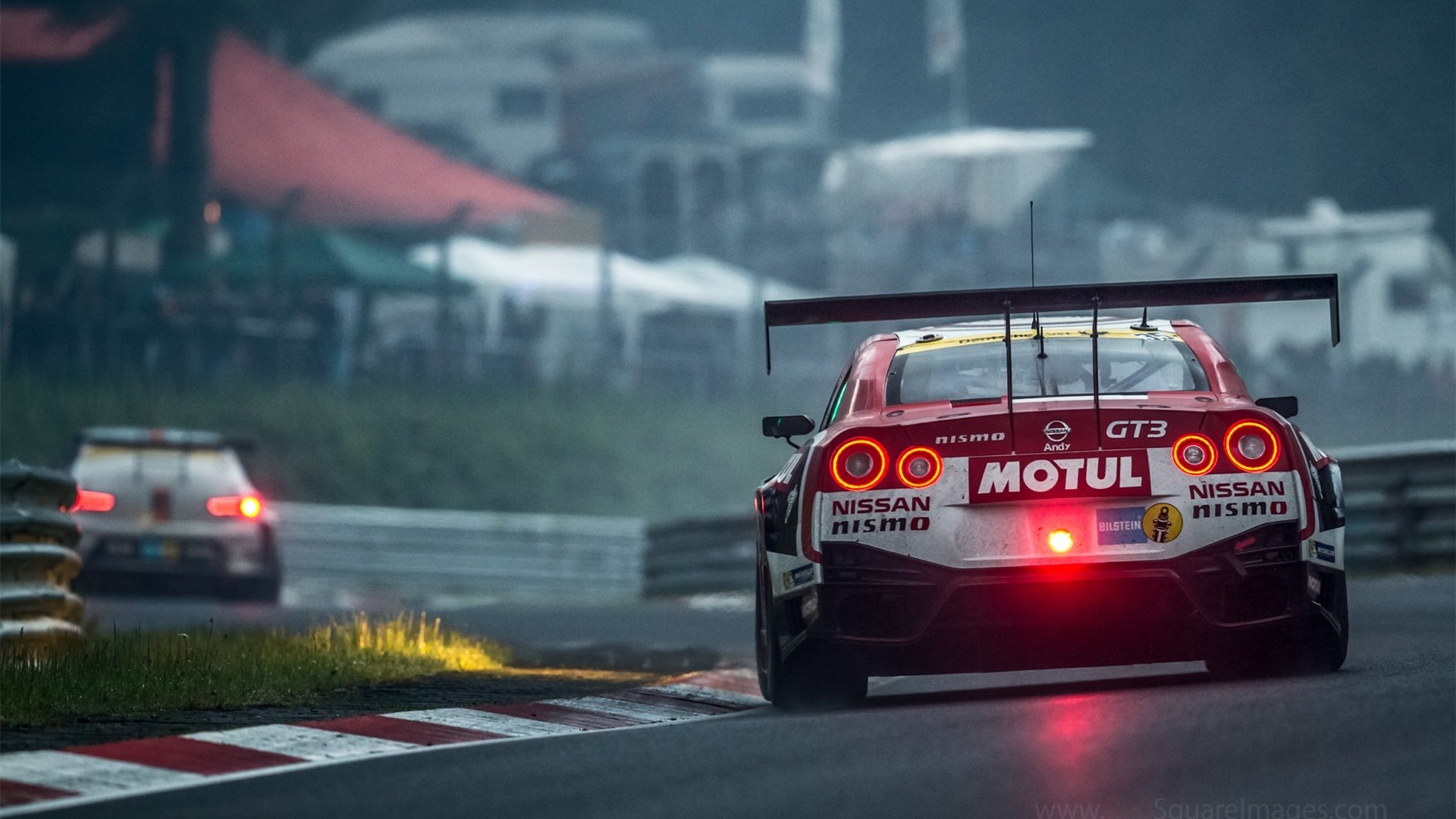 开云体育-沙漠赛道，英格拉姆的方向盘上，镌刻着丹佛高原的雪